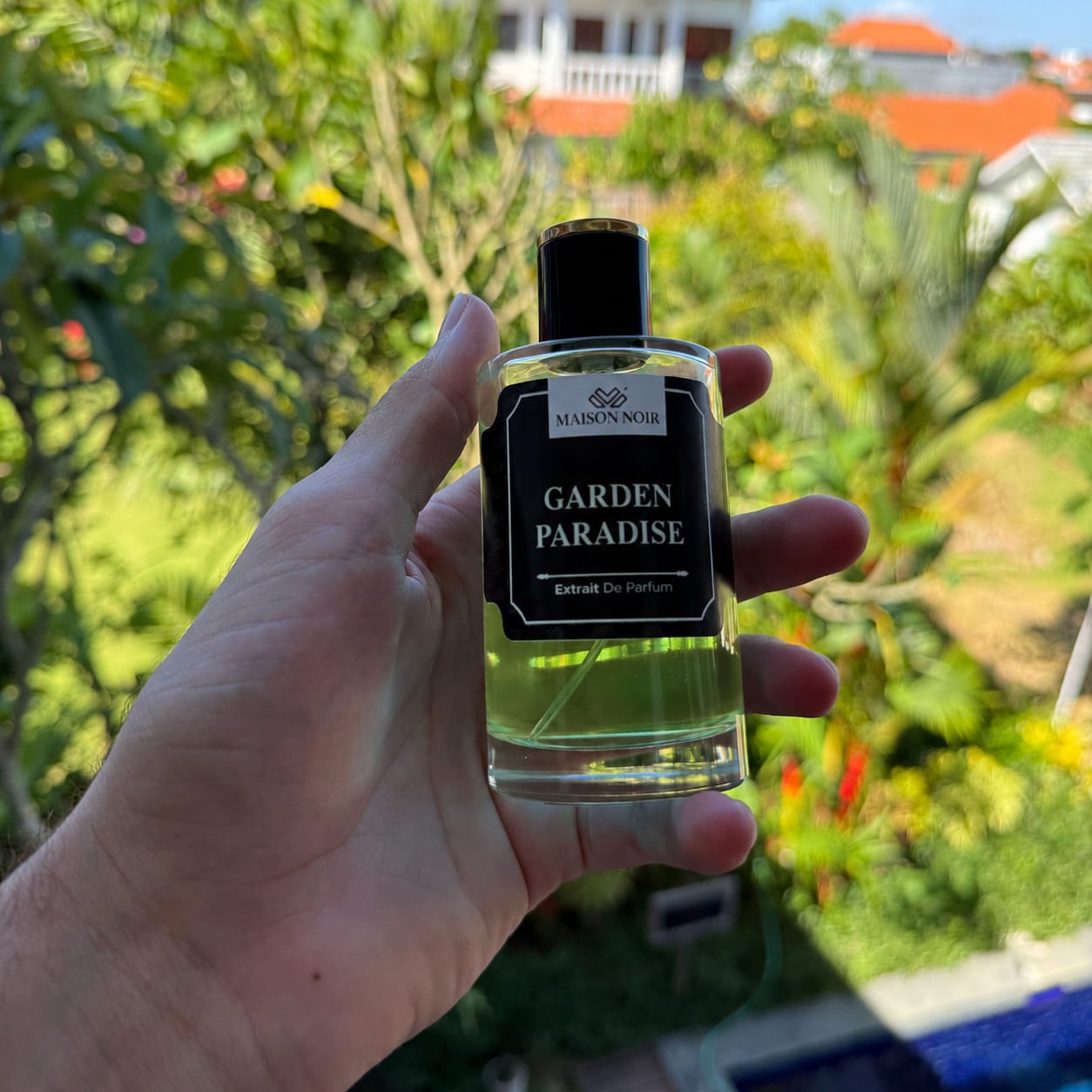 العطر في اليد