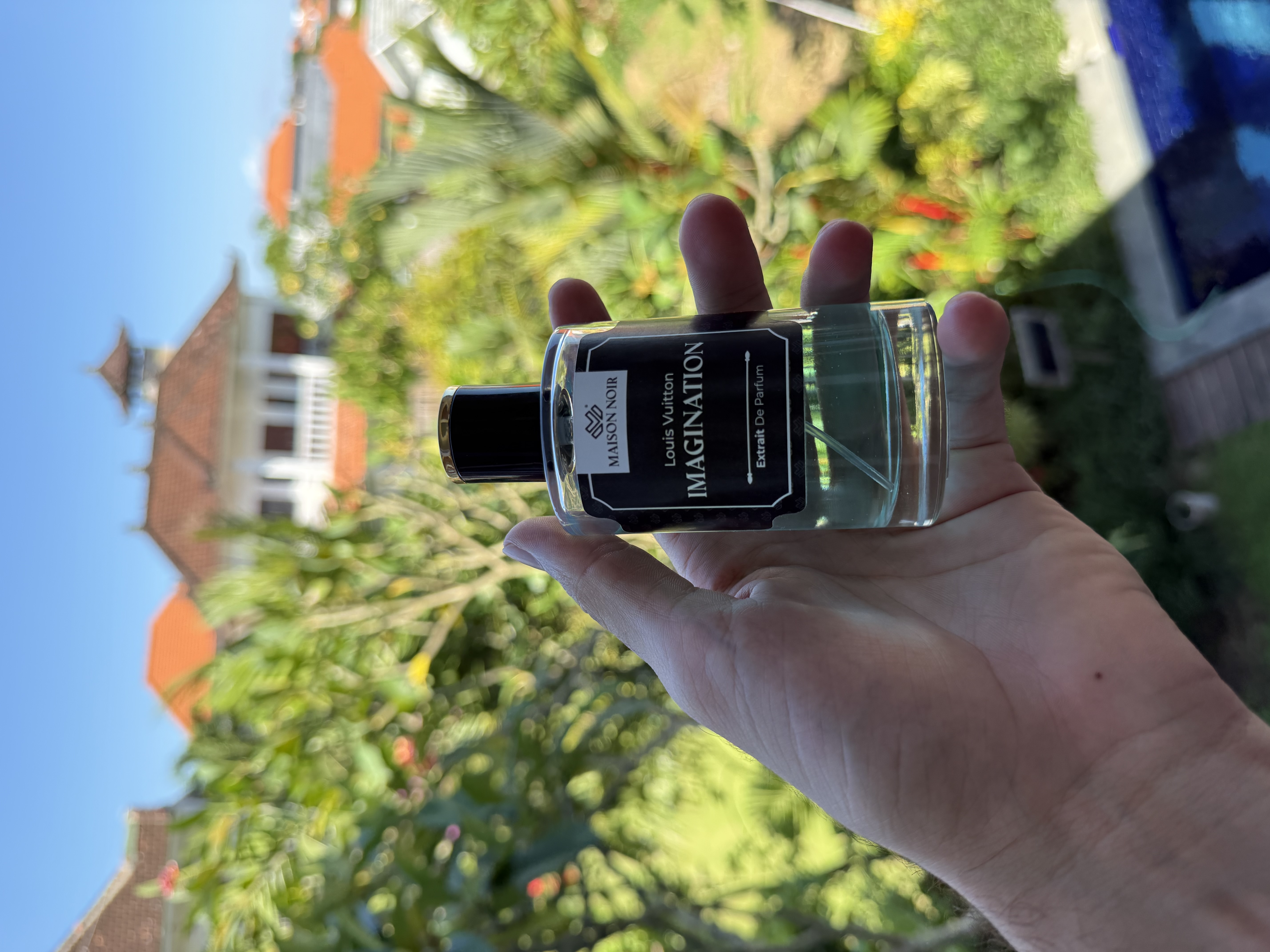 العطر في اليد